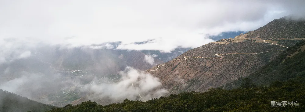 高清摄影  蜿蜒曲折的山路穿行于崎岖的地形之间。