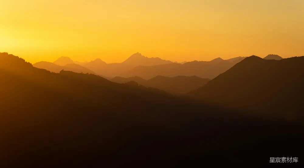 高清摄影  夕阳正照耀在山脉上