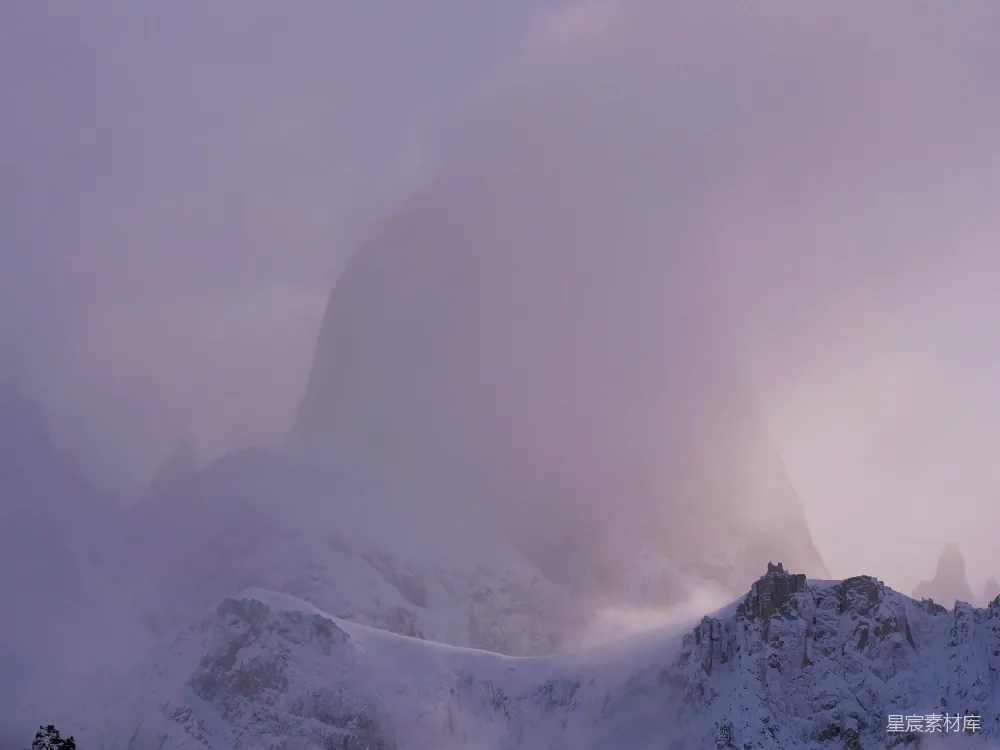 高清摄影  一座覆盖着雪的山，天空中有一朵云。