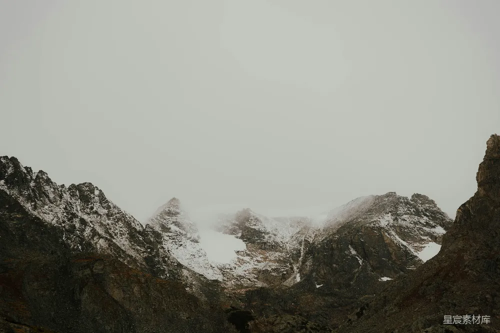 高清摄影 自然 被冰雪和云雾覆盖的山脉