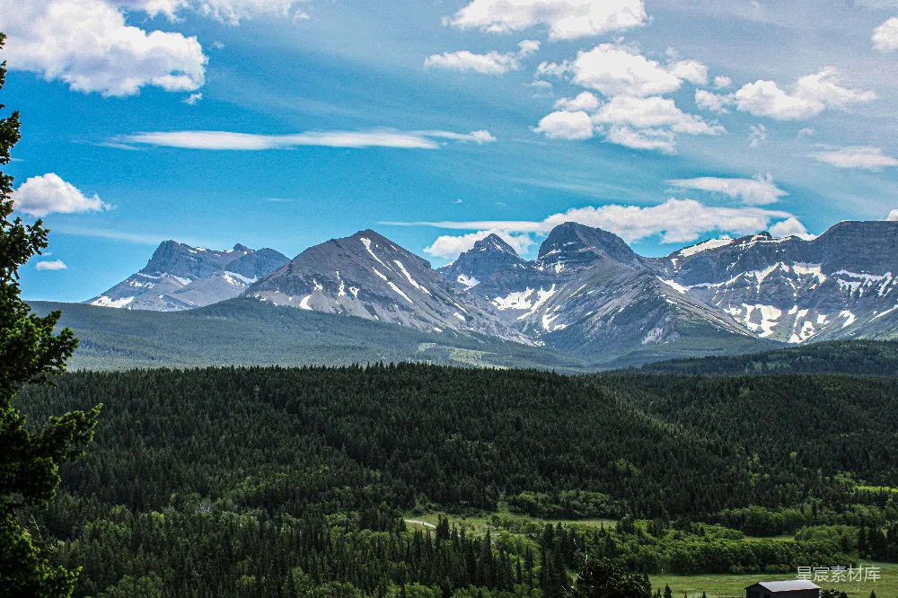 高清摄影  一座山脉的风景，前景中有一座小屋。