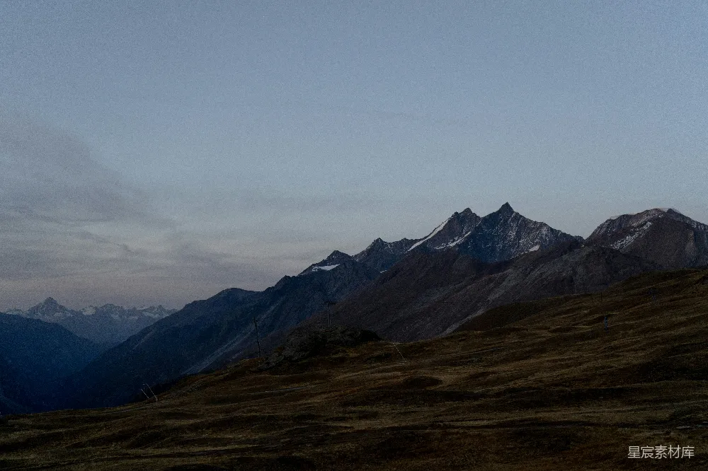 高清摄影 自然 一座山峦环绕的景观