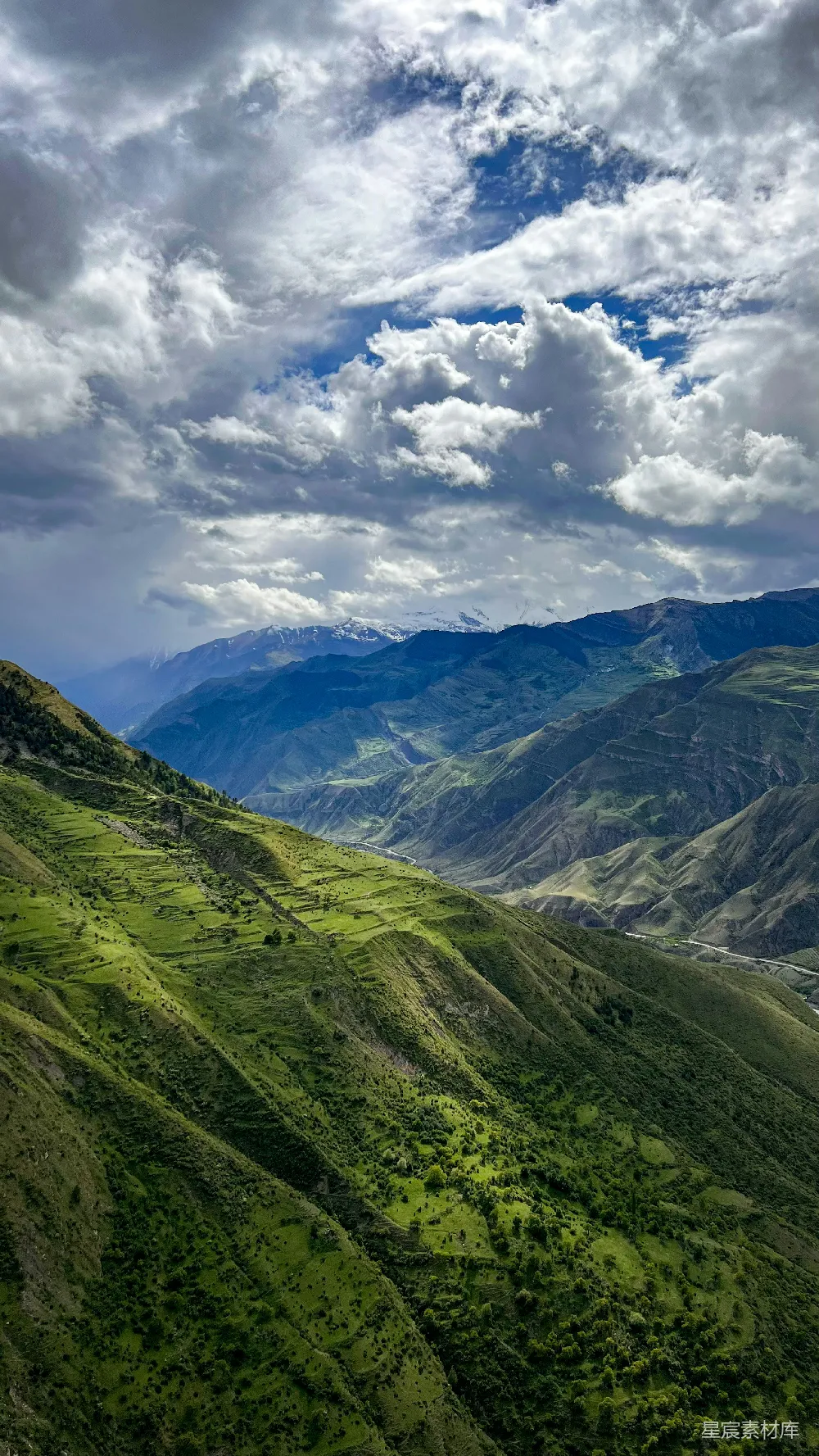 高清摄影  一幅山峦背景下的山谷景色