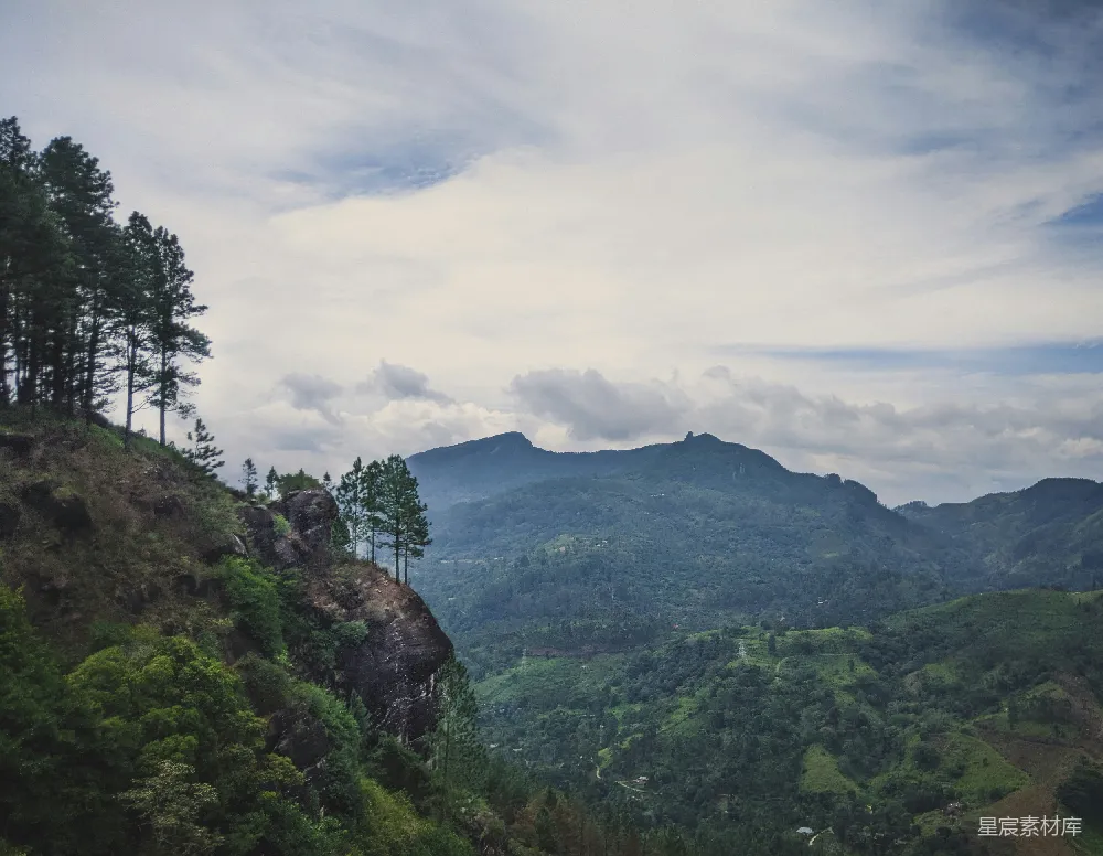 高清摄影  山脉旁的风景如画的景色