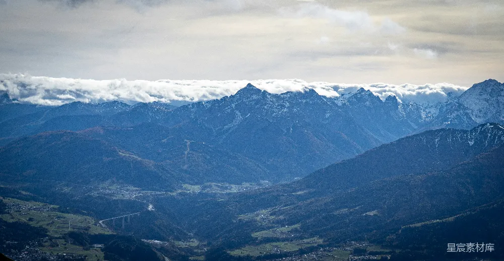 高清摄影  云层下的白雪皑皑的山峰