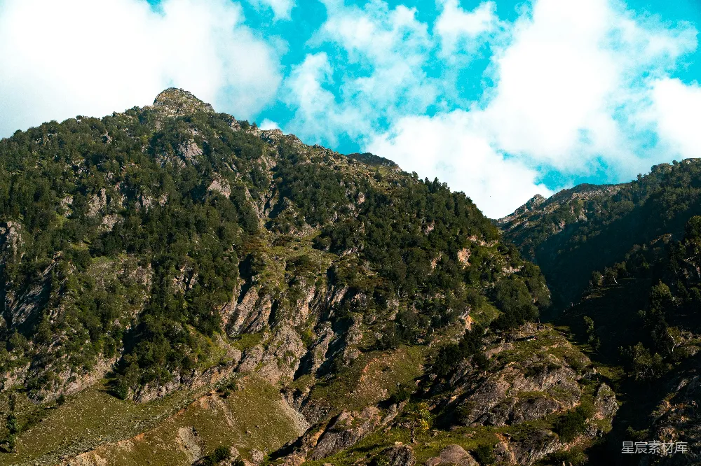 高清摄影 壁纸 自然 旅行 一座山脉的远景，天空中有云彩。