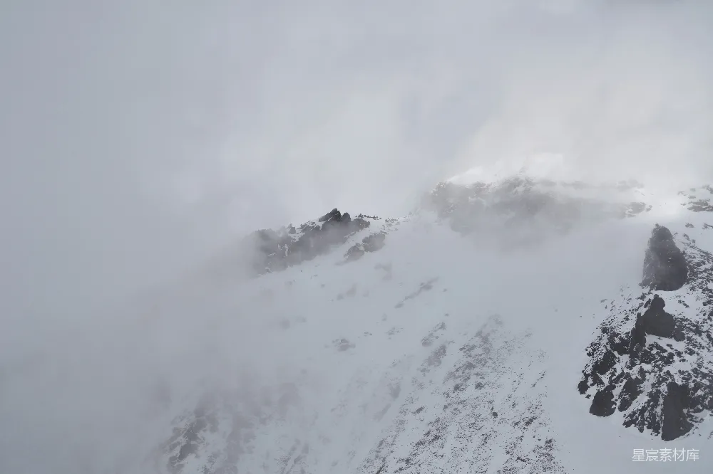 高清摄影  一座被雪和云雾覆盖的非常高的山