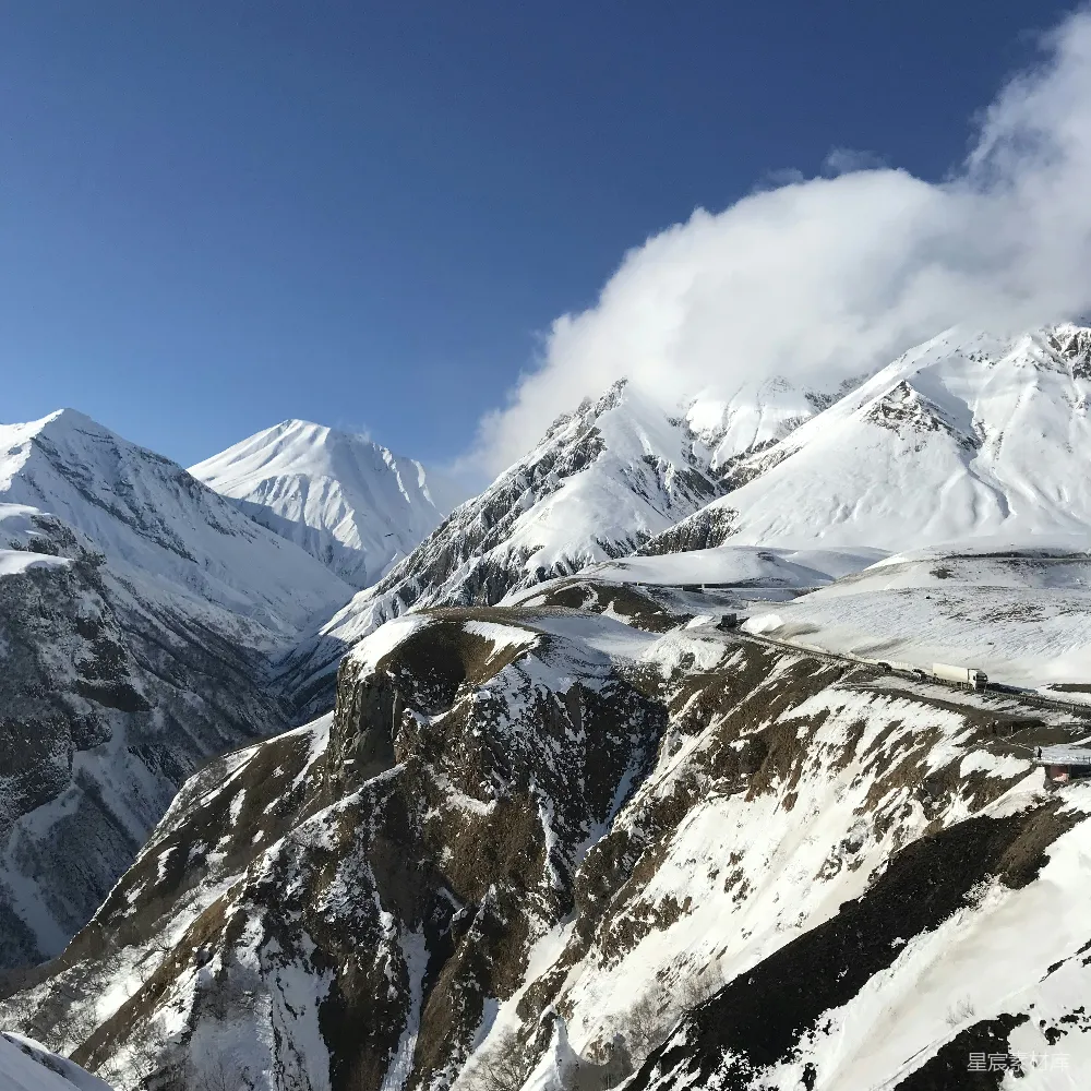 高清摄影  覆盖着雪的山峰，背景是蓝天。