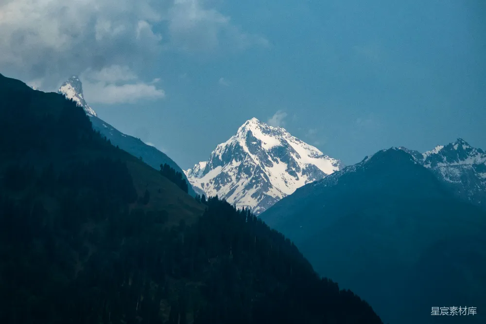 高清摄影  一座山脉，背景中有着被积雪覆盖的山峰。