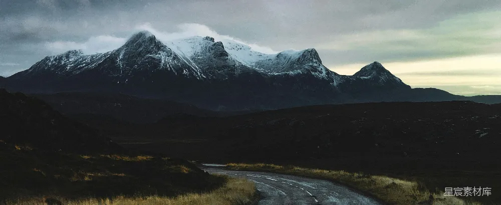 高清摄影  一条路上有山的背景。