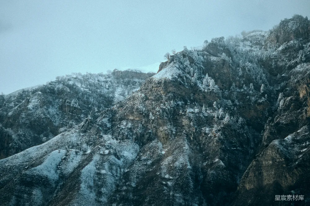 高清摄影  阴天的一座积雪覆盖的山