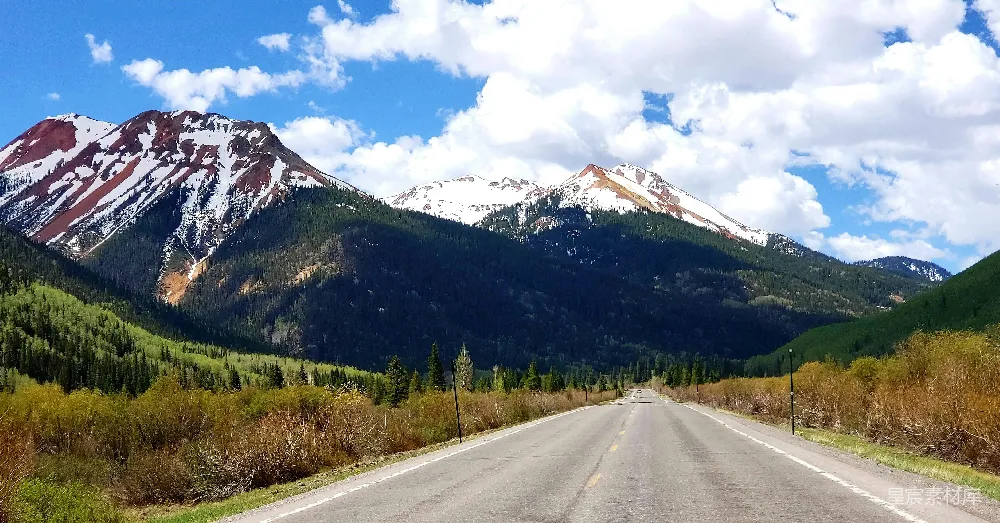 高清摄影  一条路上，背景是山。