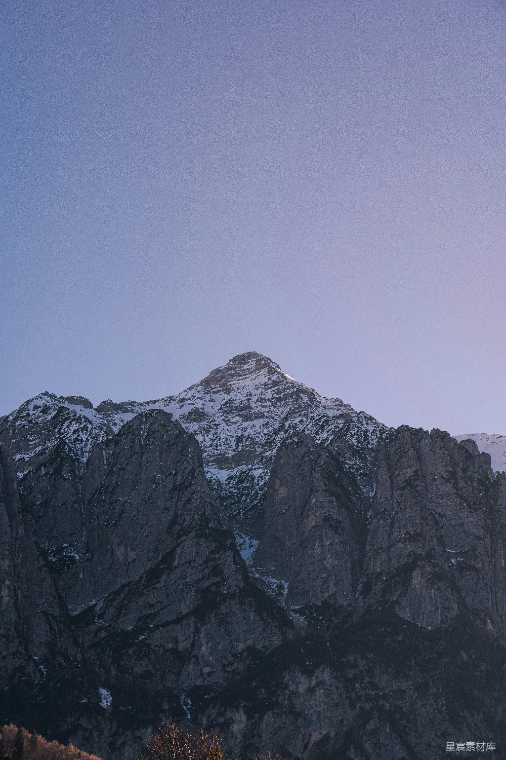 高清摄影  一座远处峰顶覆盖着积雪的山。