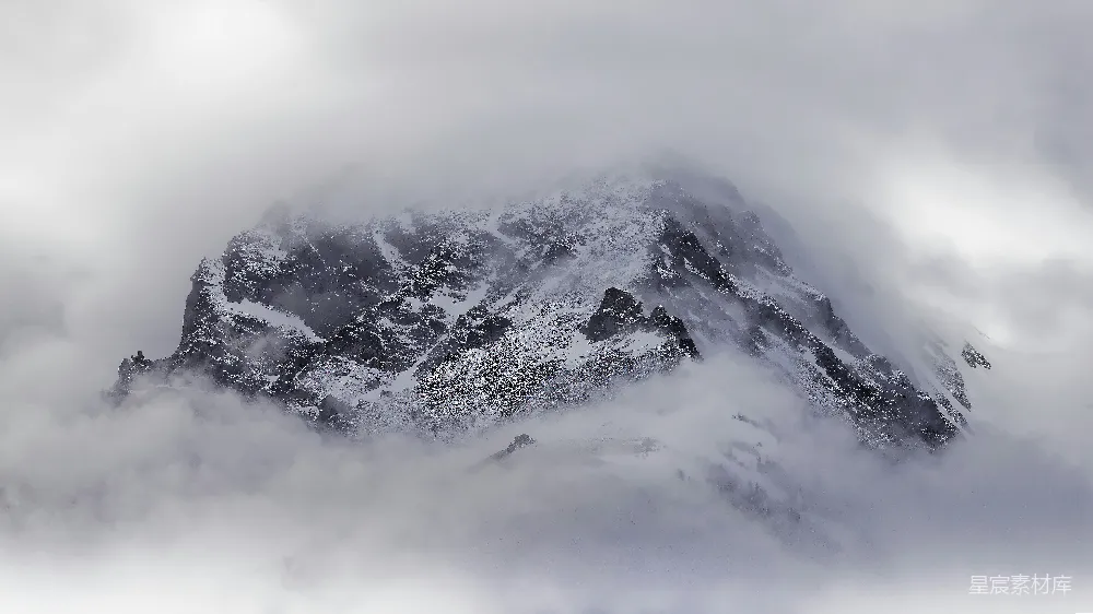 高清摄影  白雪覆盖的山峰从云层中浮现而出