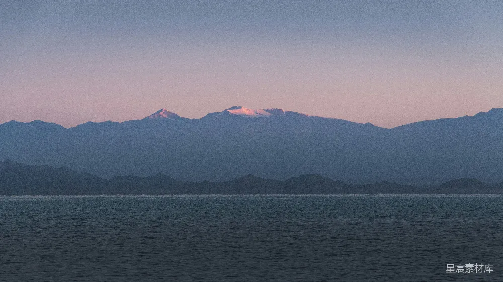 高清摄影  夕阳下，山峰凌驾于海面之上。