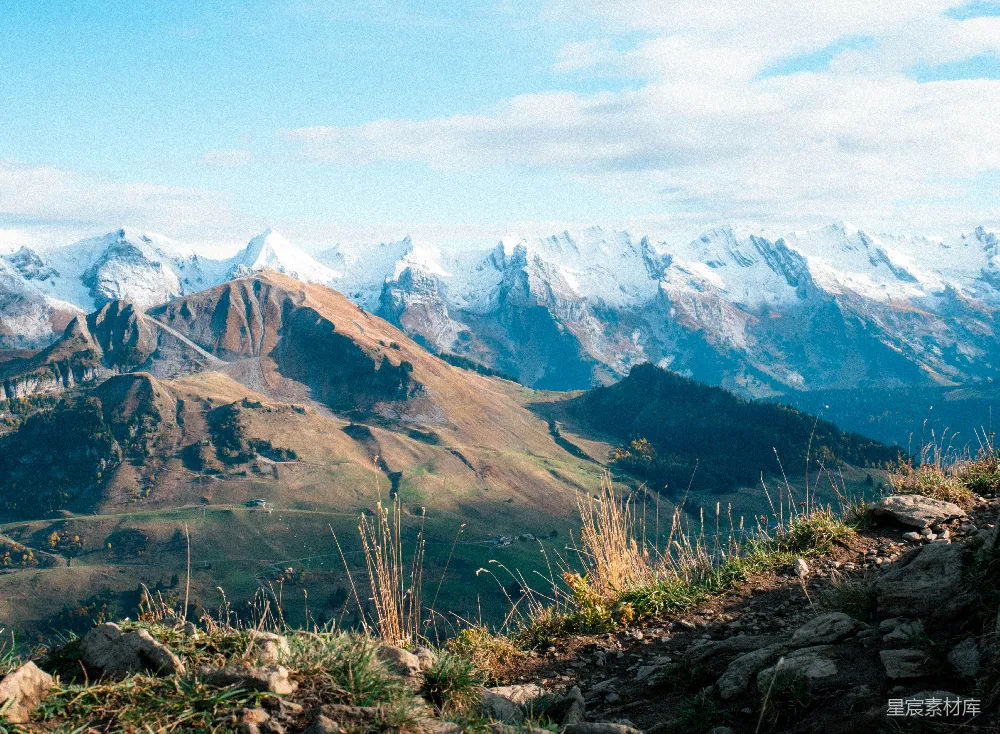 高清摄影 自然 一幅山脉的景观，背景中有被积雪覆盖的山峰。