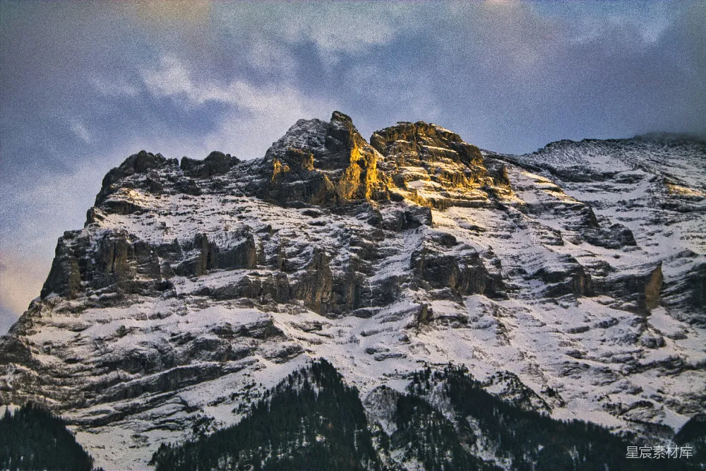 高清摄影  一座覆盖着雪的山峰，背景是蓝天。