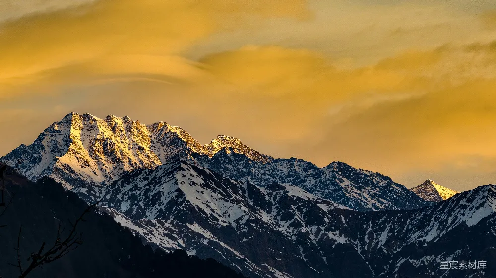 高清摄影  雪山沐浴在金色的夕阳光辉中