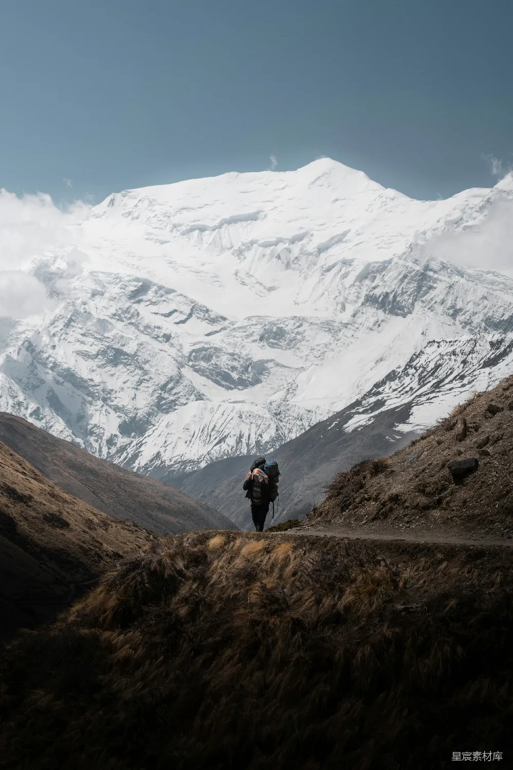 高清摄影 实验性 人物 旅行 壁纸 一个背着背包的男人正沿着小路往上走。
