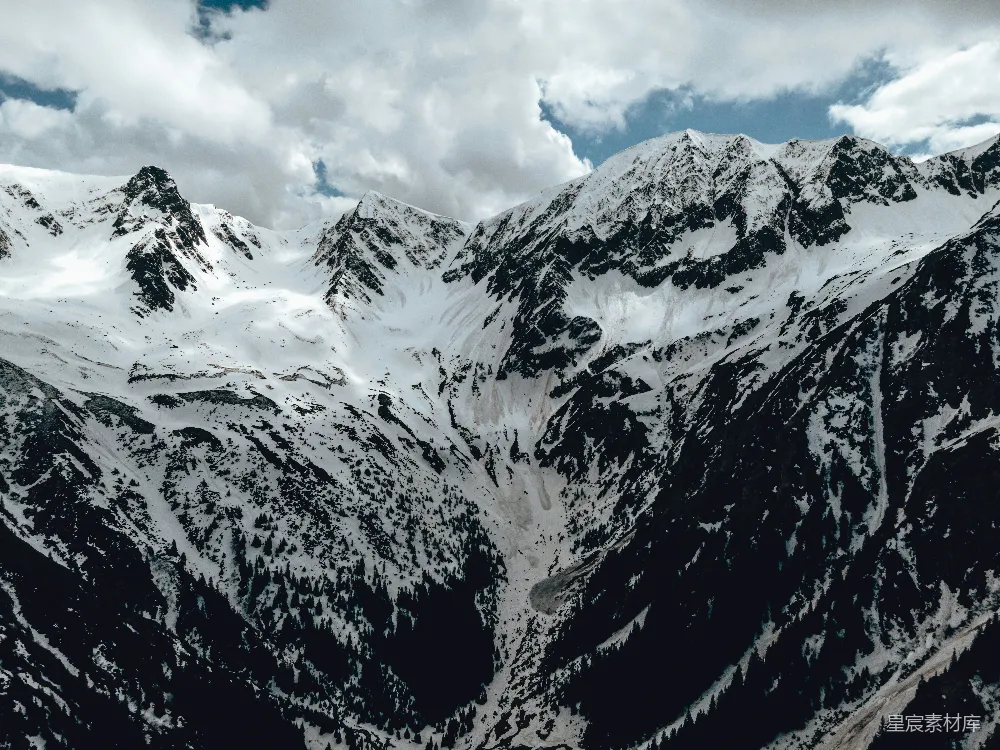 高清摄影  一座被雪覆盖的山