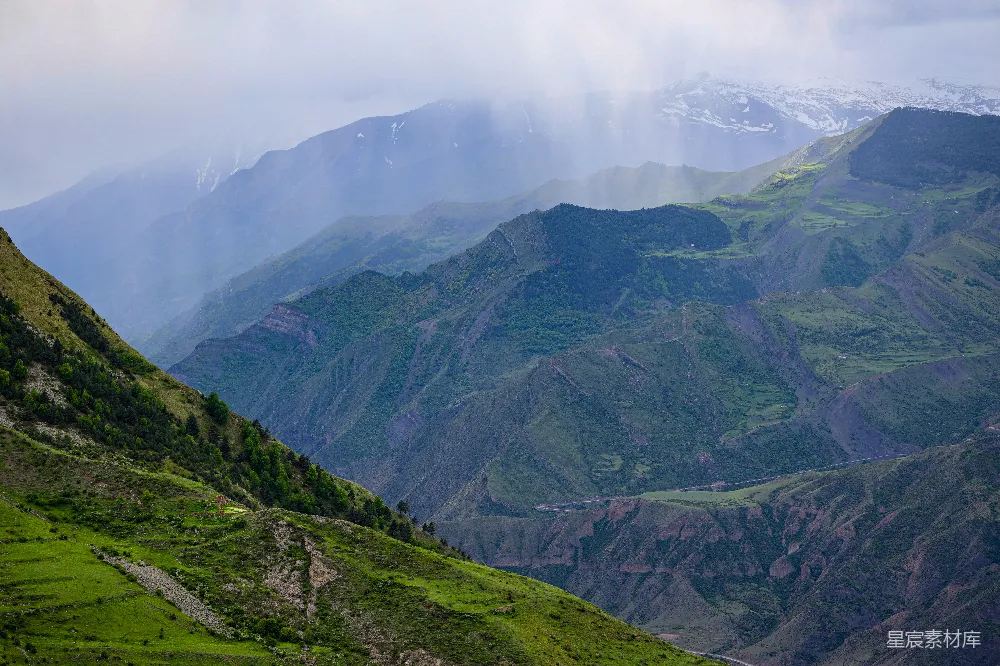高清摄影  一座山谷的景色，背景中有山脉。