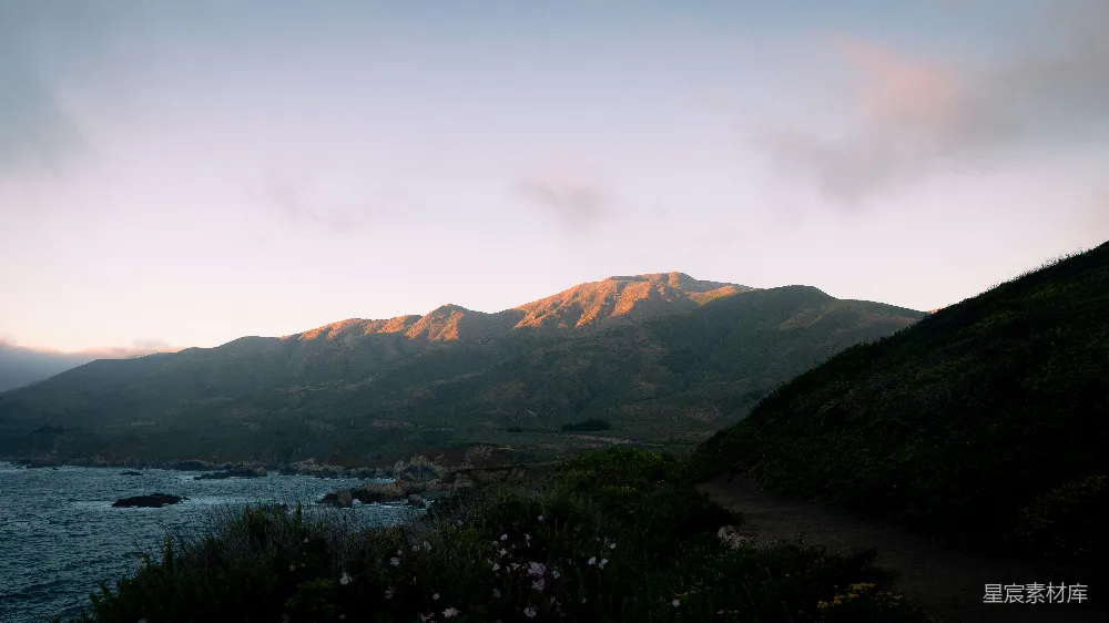 高清摄影  白天，青山绿水旁，白云覆盖的天空下，景色如画。