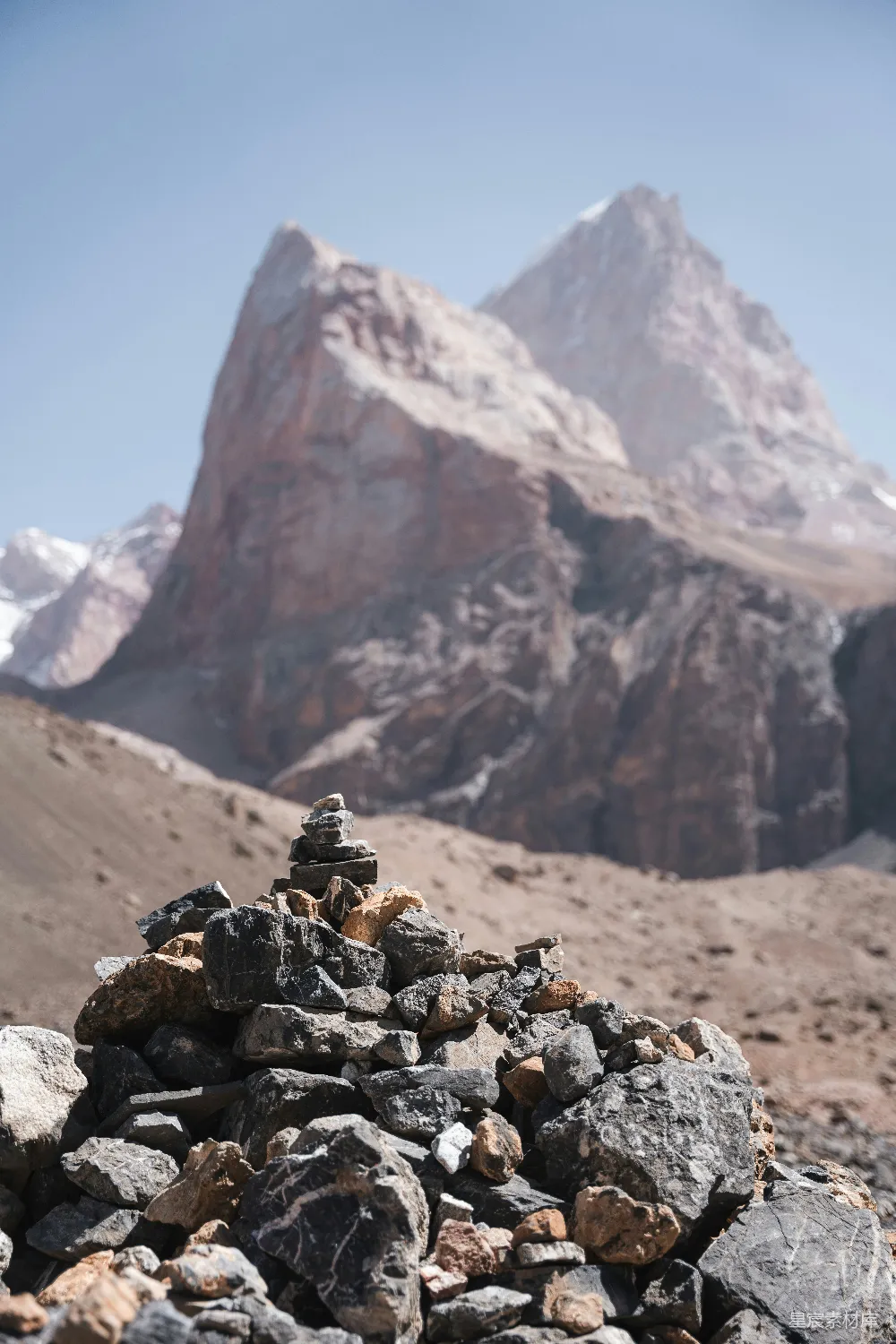 高清摄影 旅行 壁纸 一座山前有一堆石头