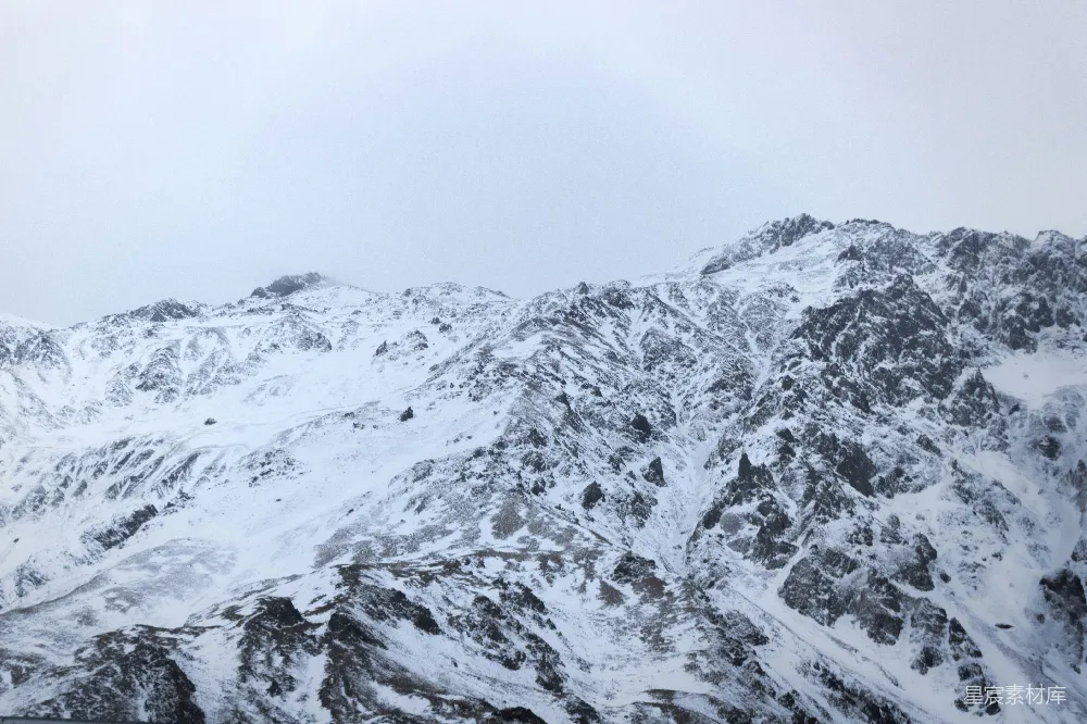 高清摄影 旅行 自然 壁纸 一座覆盖着积雪的山峰，背景是天空。