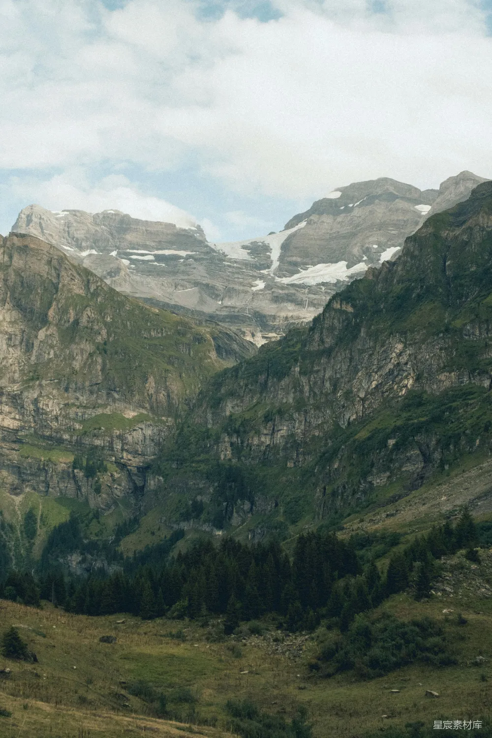 高清摄影  巍峨的山脉，绿意盎然的山坡和白雪皑皑的山峰。