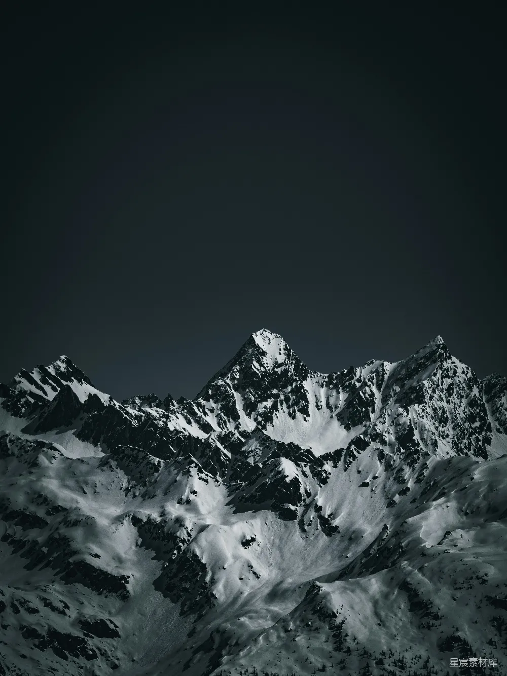 高清摄影  乌云密布的天空下，被积雪覆盖的山峰