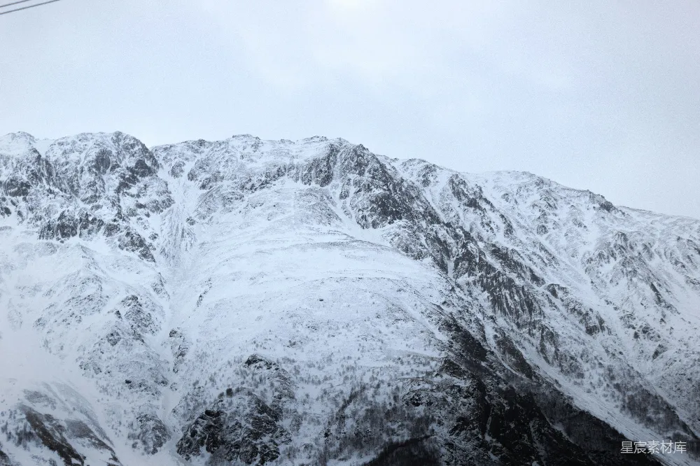 高清摄影 旅行 自然 壁纸 一座覆盖着积雪的山峰，背景中有缆车。