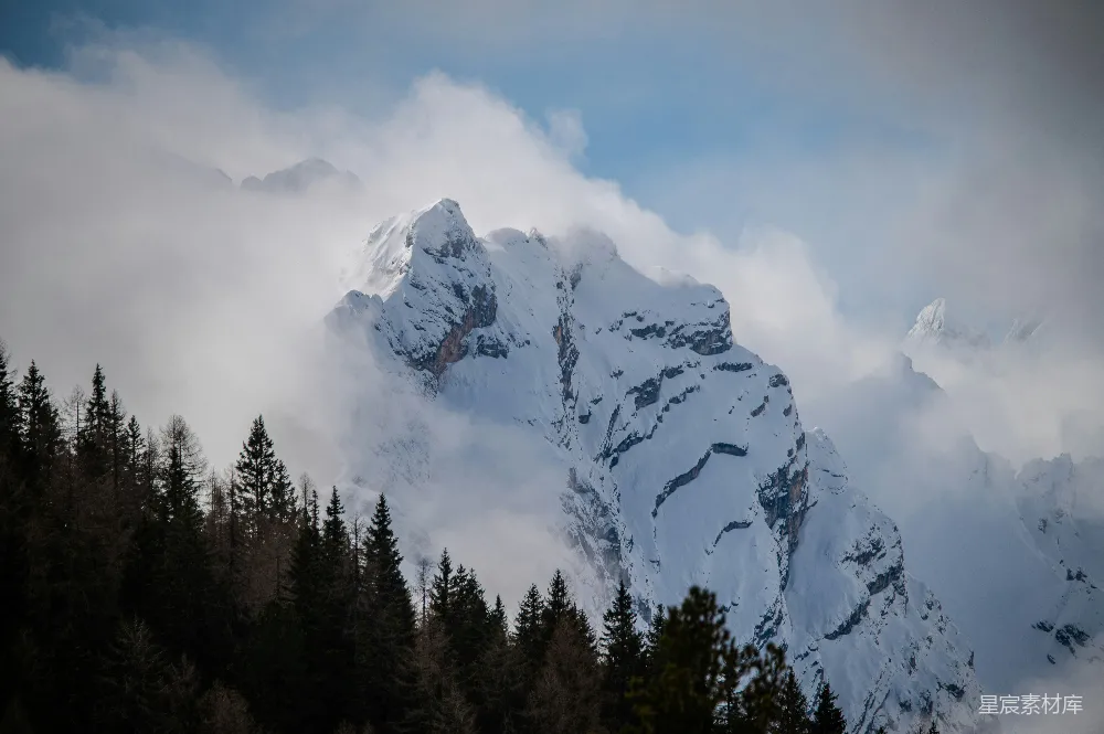高清摄影  雪山峰从云层中显露出来。