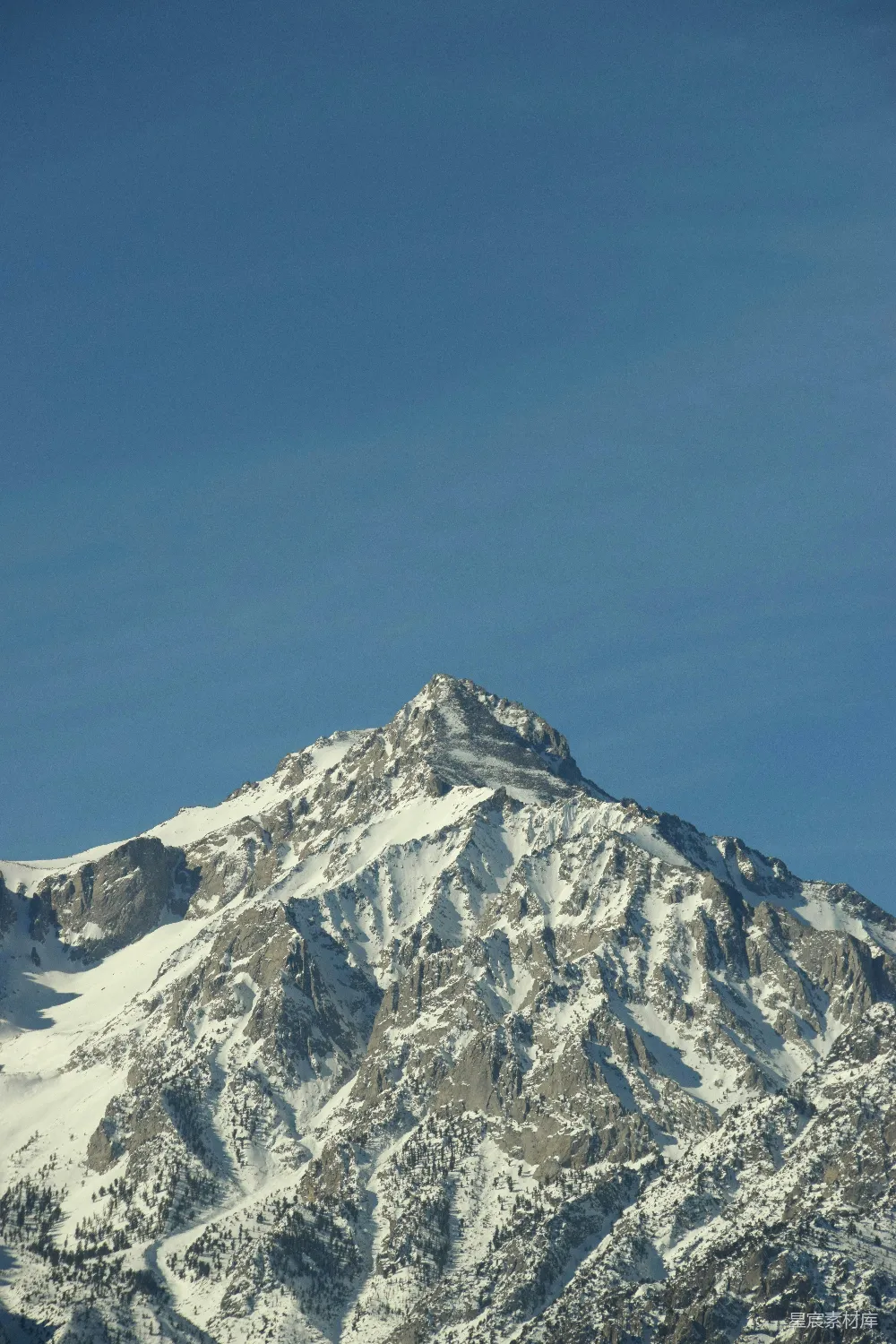 高清摄影 壁纸 在湛蓝的天空下，白雪覆盖的山峰。
