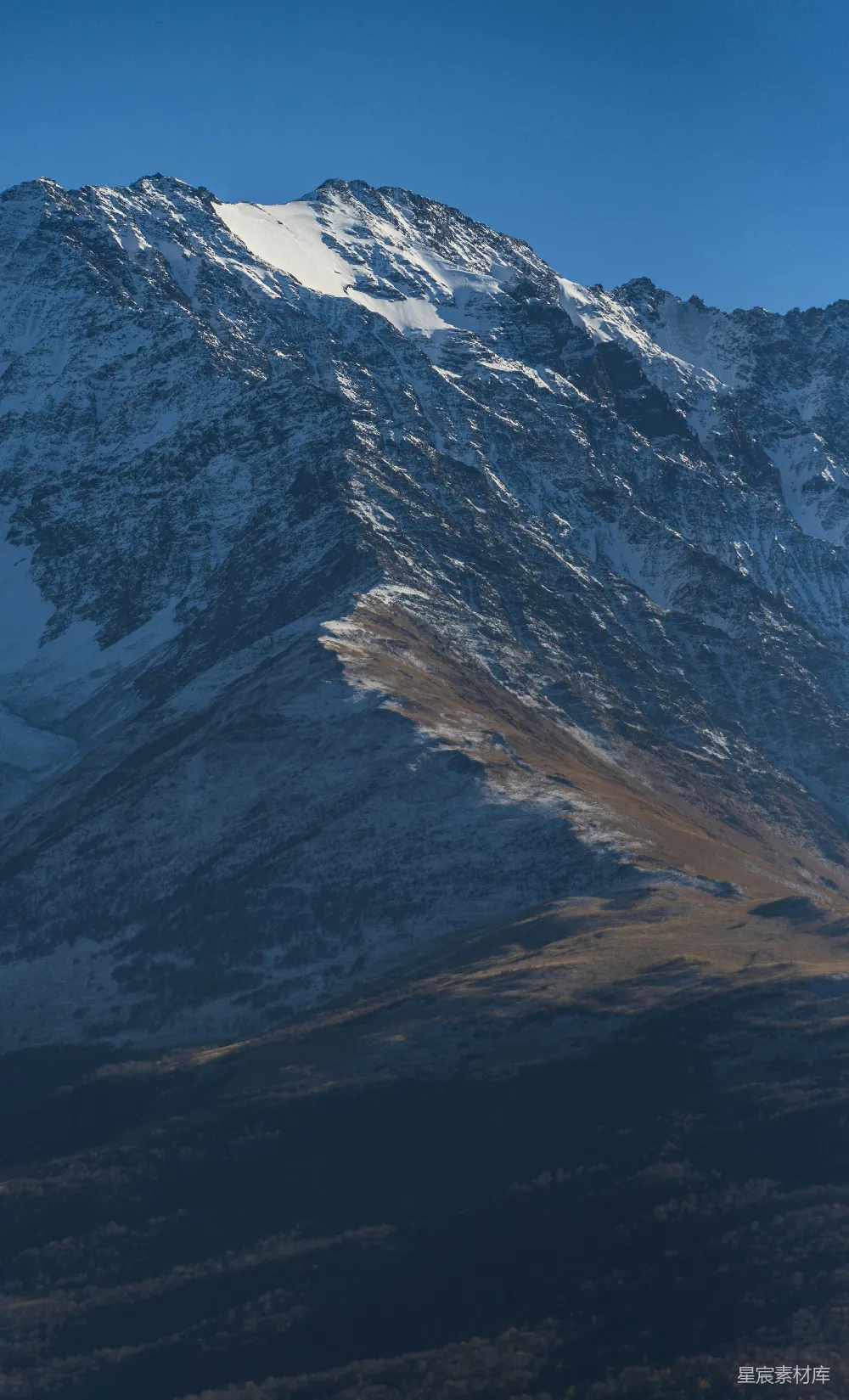 高清摄影 电影 壁纸 自然 旅行 白雪覆盖的山脉在晴朗的蓝天映衬下