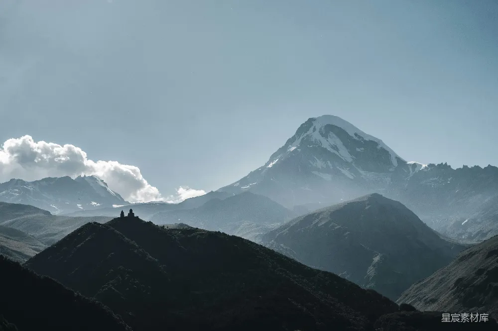 高清摄影 自然 实验性 旅行 壁纸 山峦连绵，天空中有云层漂浮。