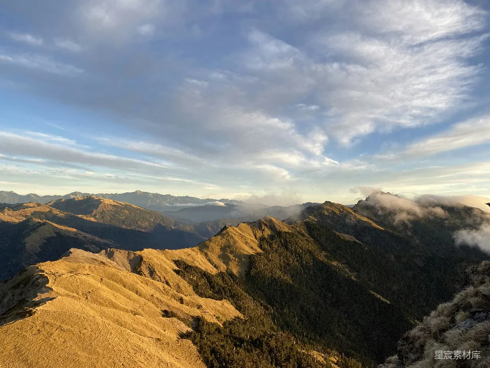 高清摄影 旅行 自然 一座山脉的景色，天空中飘着云。