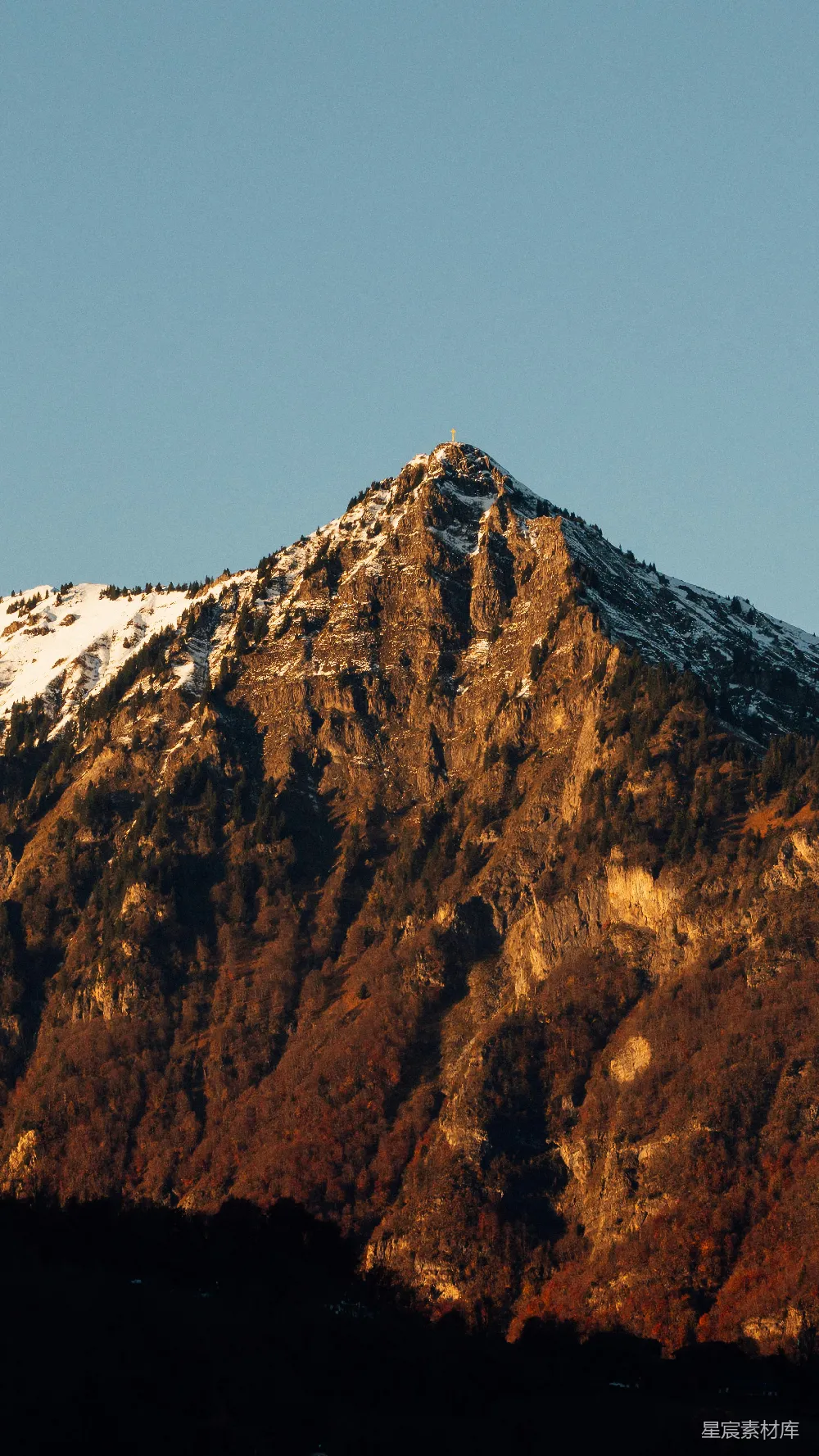 高清摄影  白雪覆盖的山峰沐浴在金色阳光之中