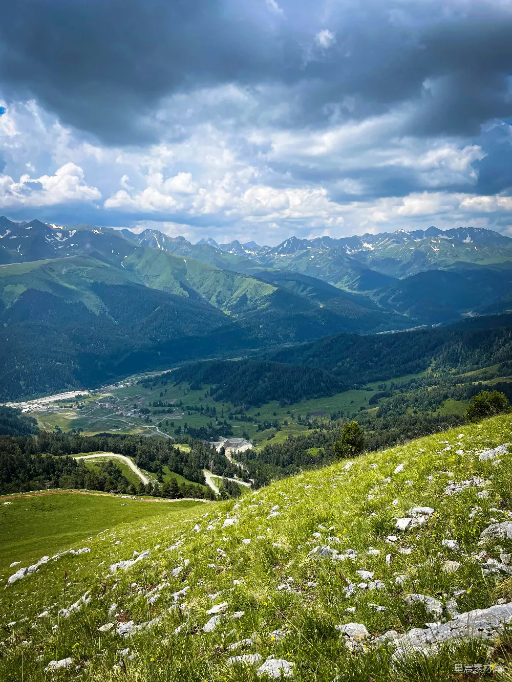 高清摄影  山谷中可以看到山脉的远景