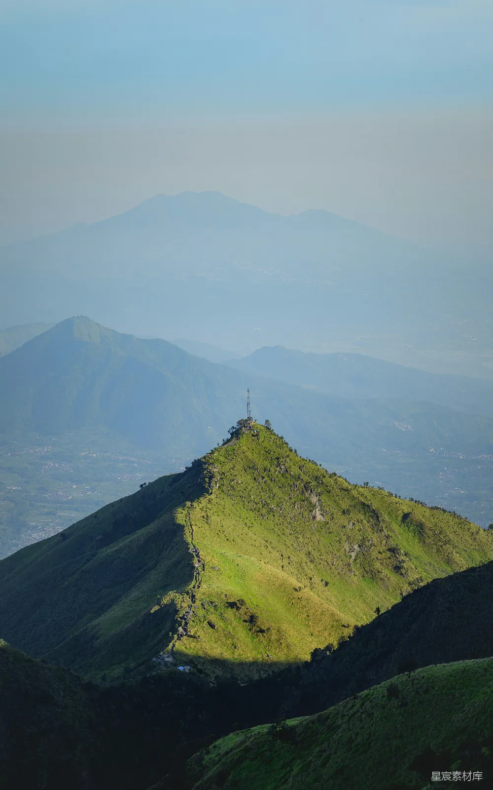 高清摄影 旅行 壁纸 自然 一个长满草的小山丘，山顶上有一个小塔楼。