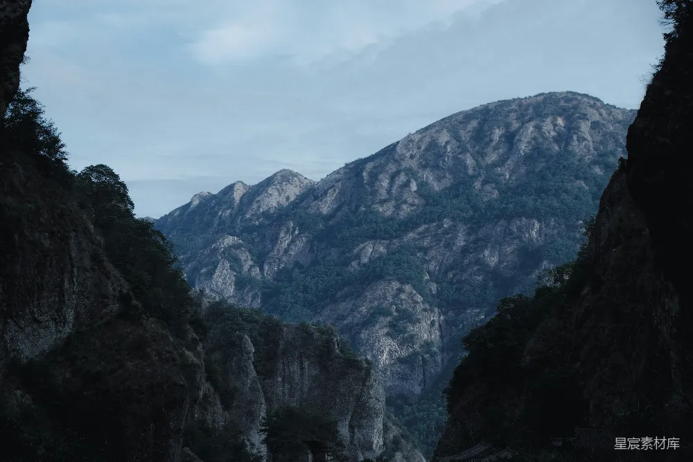 高清摄影  从河上看山脉的景象