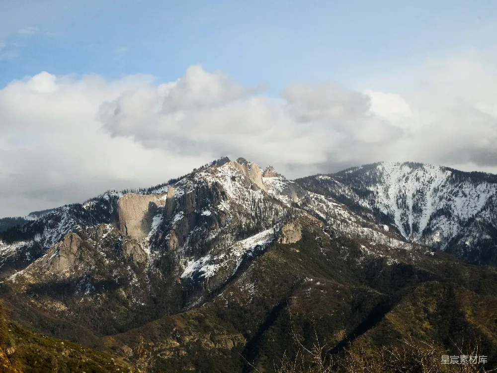 高清摄影  云层下的雪山
