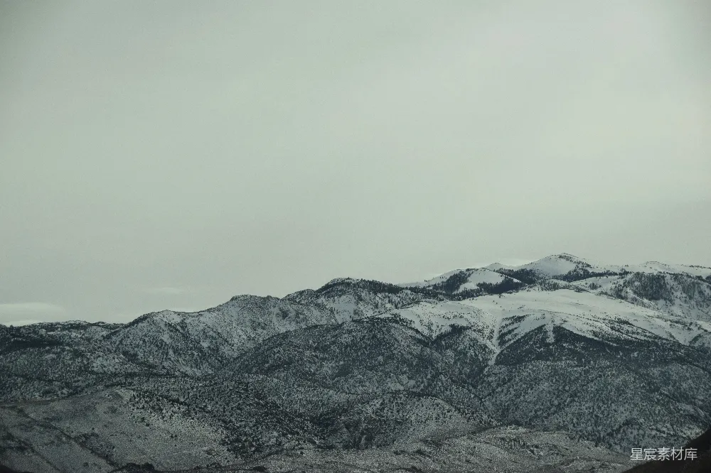 高清摄影 自然 雪峰在多云的天空下绵延。