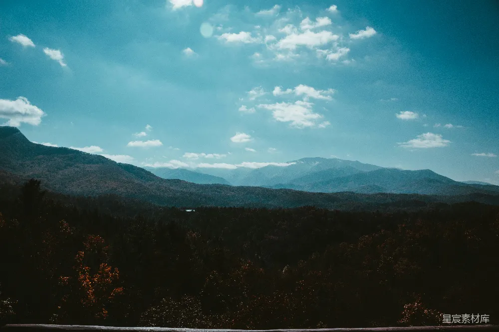 高清摄影 自然 一座山脉的景色，天空中有云。