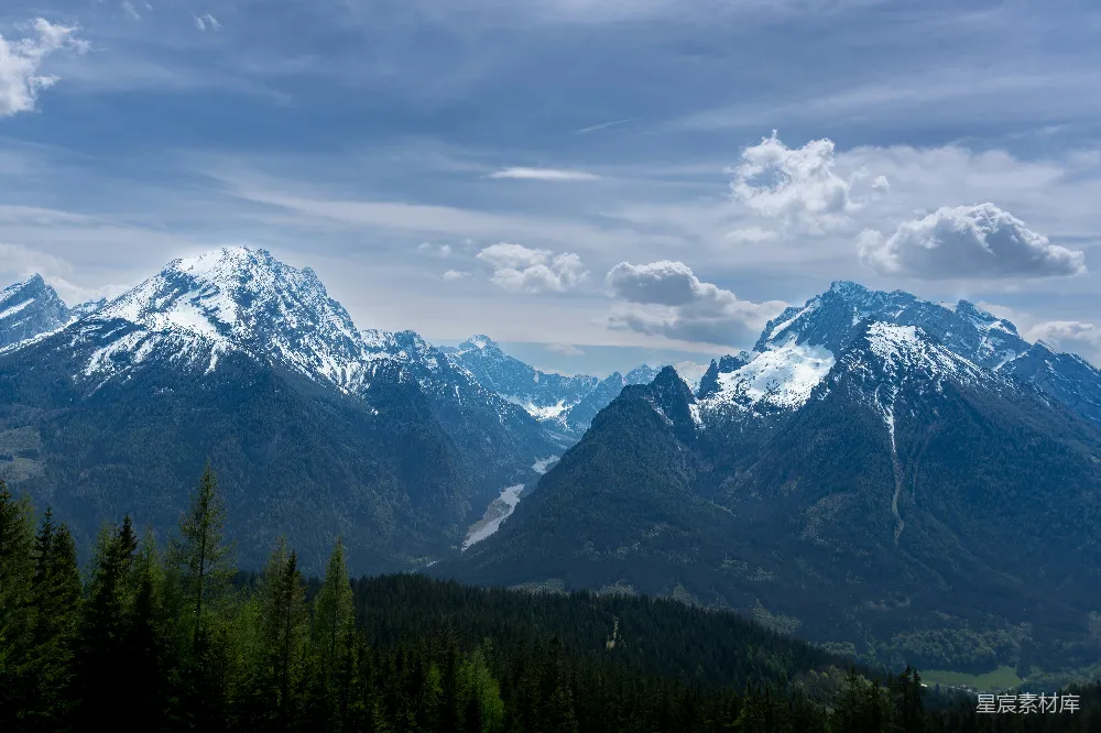 高清摄影  一座山脉，远处白雪覆盖的山峰