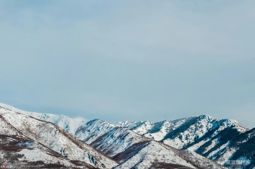 高清摄影 自然 壁纸 白天的白色天空下覆盖着积雪的山峰