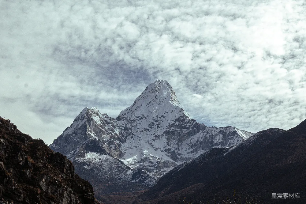 高清摄影  云层下的雪山峰顶