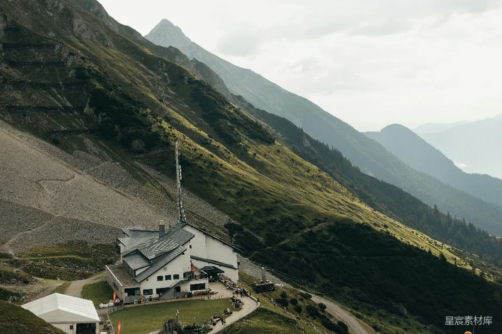 高清摄影  陡峭的青山上的一间山间小屋。