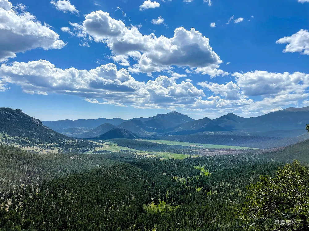 高清摄影  一幅山丘和树木的风景图