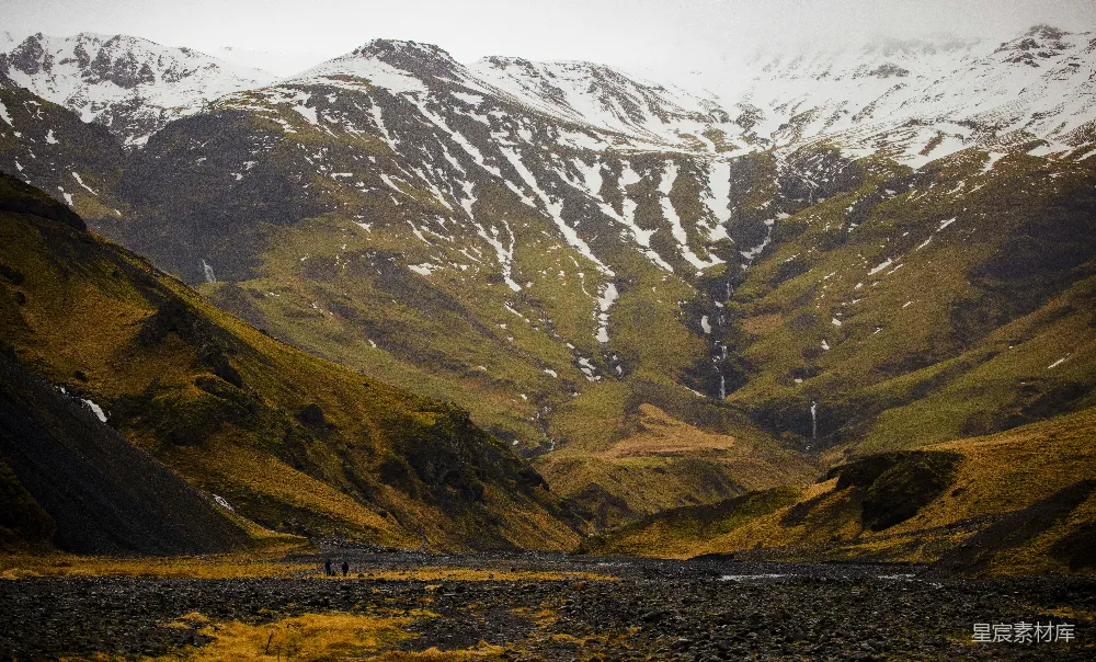 高清摄影 自然 连绵的山峰覆盖着积雪和草地