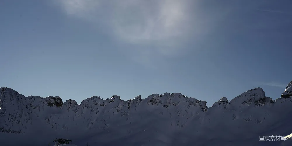 高清摄影  一座覆盖着白雪的山峰在蓝天的映衬下。